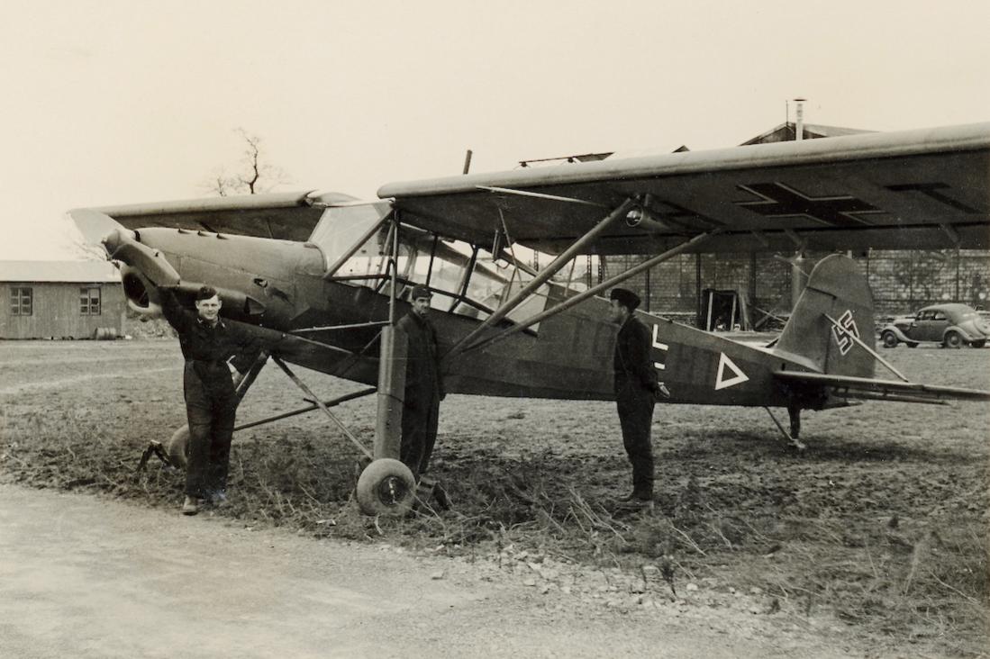 Naam: Foto 673. TQ+HT. Fieseler Fi 156 Storch. Deze registratie komt ook voor bij een Arado Ar 66. 110.jpg
Bekeken: 779
Grootte: 109,9 KB