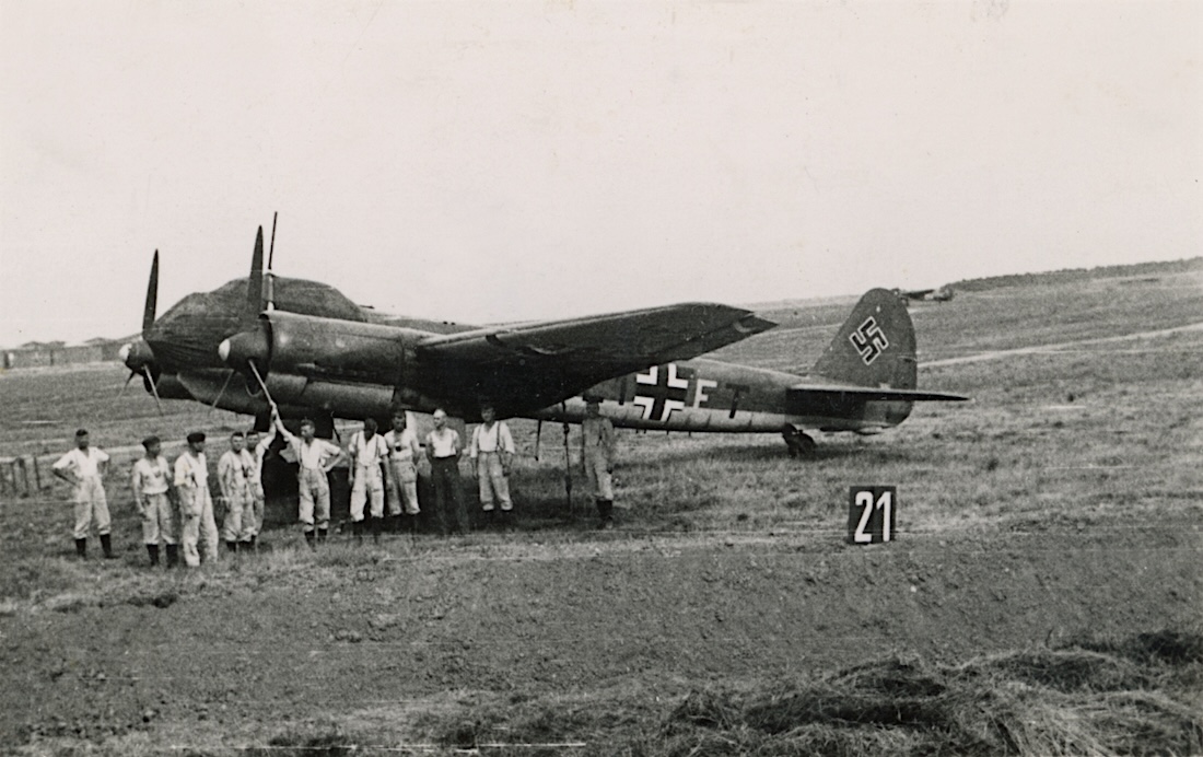 Naam: Foto 678. L1+FT van  LG 1 (niet in Barry C. Rosch boek). Junkers Ju 88 met grondpersoneel op ee.jpeg
Bekeken: 402
Grootte: 243,3 KB