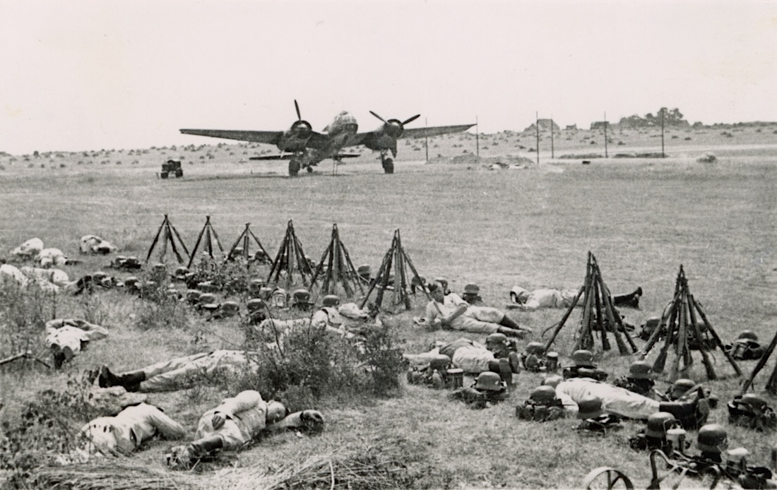 Naam: Foto 679. Junkers Ju 88 op een vliegveld waarbij het grondpersoneel een rustpauze heeft ingelas.jpeg
Bekeken: 372
Grootte: 277,6 KB