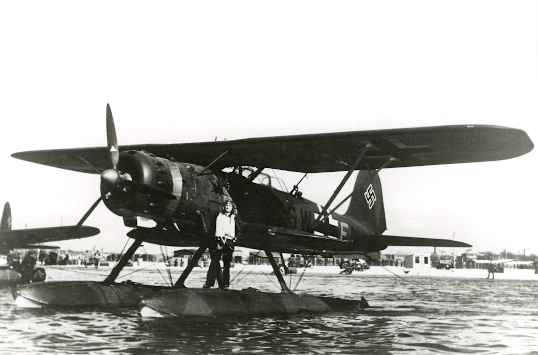 Naam: Foto 681. 6W+EN. Heinkel He 114A-2 van 5:BFGr. 196. De letter E was rood. 1100 breed.jpeg
Bekeken: 418
Grootte: 287,4 KB