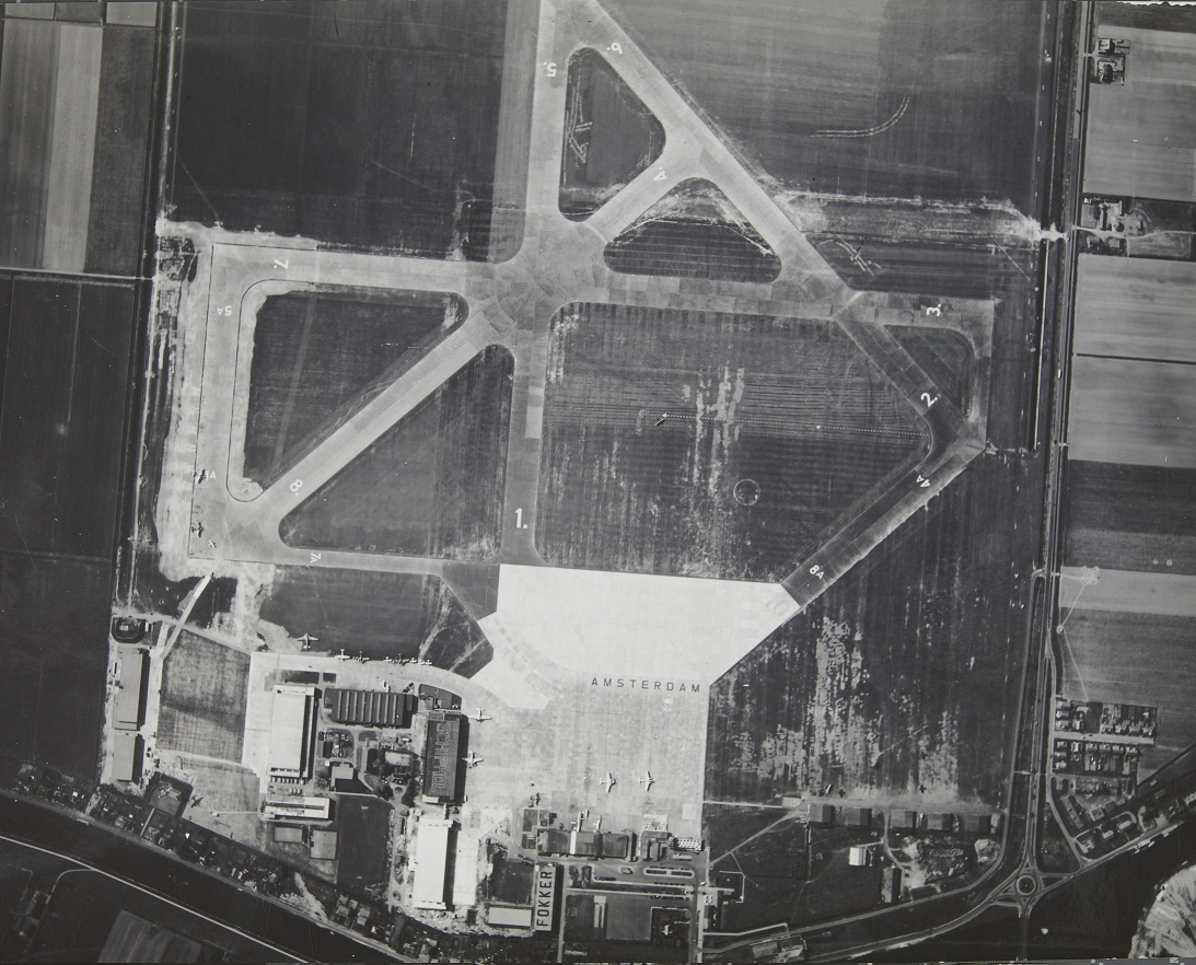 Naam: Schiphol 1939 - 1940  NIMH beeldbank 2011-5222.jpg
Bekeken: 81
Grootte: 369,5 KB
