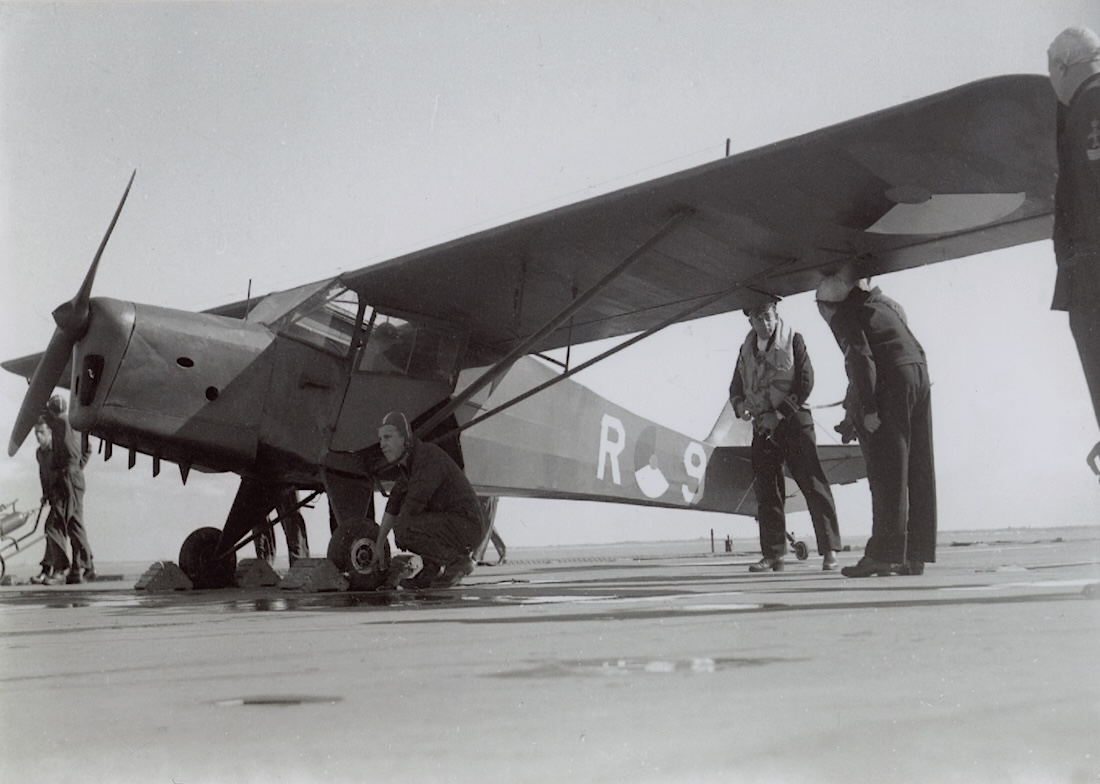 Naam: nl div. 0005. R-9. Auster op Karel Doorman. 1100 breed. Foto 397.jpg
Bekeken: 11
Grootte: 195,0 KB