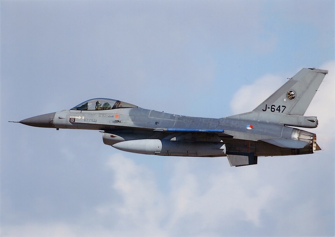 Naam: Foto 407. J-647. F-16A(R) Block 15; vanaf medio 1995 verbouwd tot F-16AM; instructiekist - 30.09.jpg
Bekeken: 39
Grootte: 146,2 KB