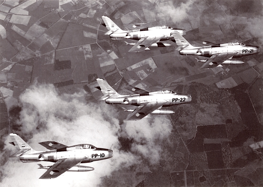 Naam: Foto 408. PP-10, PP-22, PP-21 en PP-??. Republic F-84F Thunderstreak - map 02.12.2024.0001. 1100.jpg
Bekeken: 78
Grootte: 338,5 KB