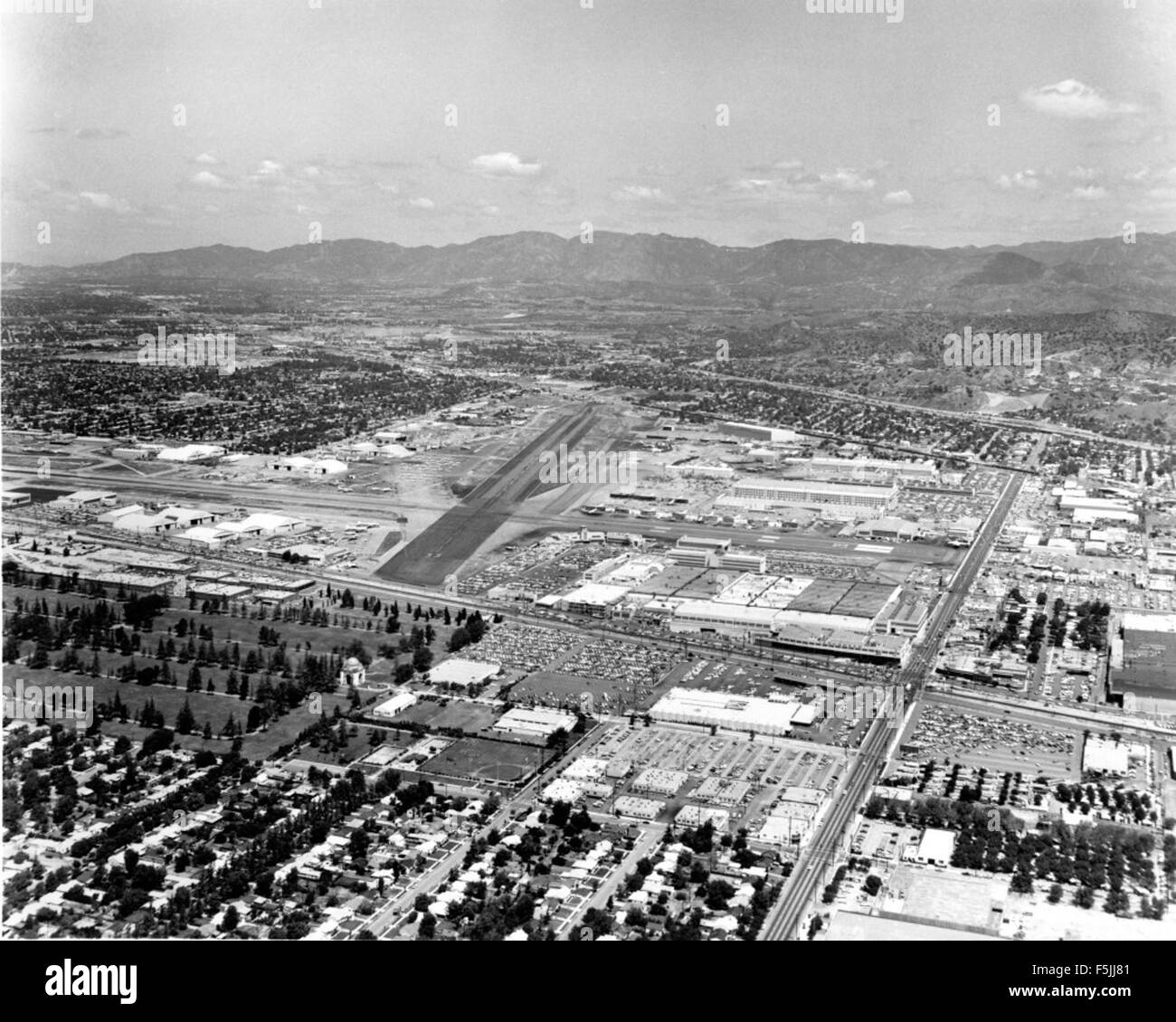 Naam: Burbank-airport-in-F5JJ81.jpg
Bekeken: 65
Grootte: 236,4 KB