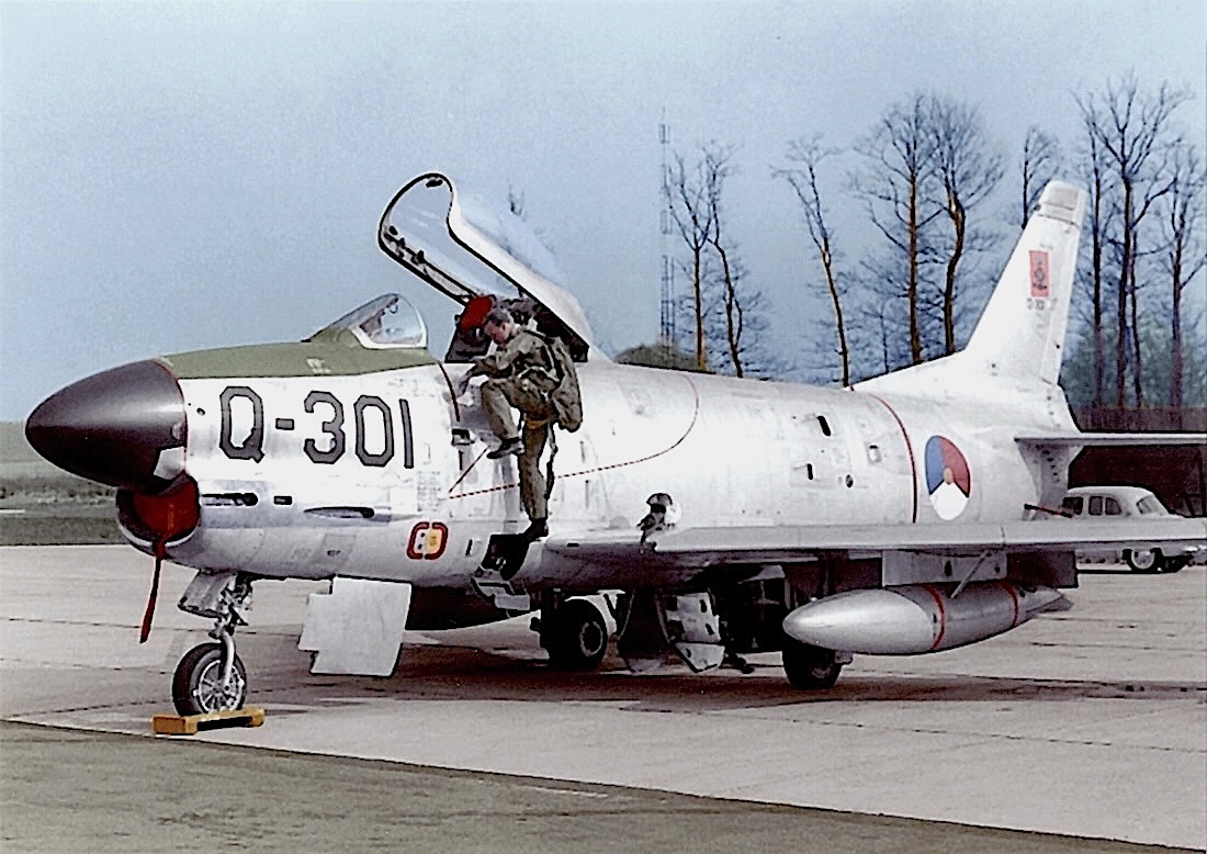 Naam: Foto 415. Q-301. North American F-86K-19-NF Sabre. c:n 213-71. Gesloopt medio 1964 - map 2.9.24.jpeg
Bekeken: 118
Grootte: 322,5 KB