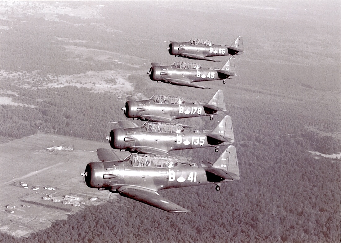 Naam: Foto 417. B-41, B-135, B-178, B-45, B-66. Harvard formatie - map 14.10.24. KEV.000 - 1100 breed.jpg
Bekeken: 67
Grootte: 313,3 KB