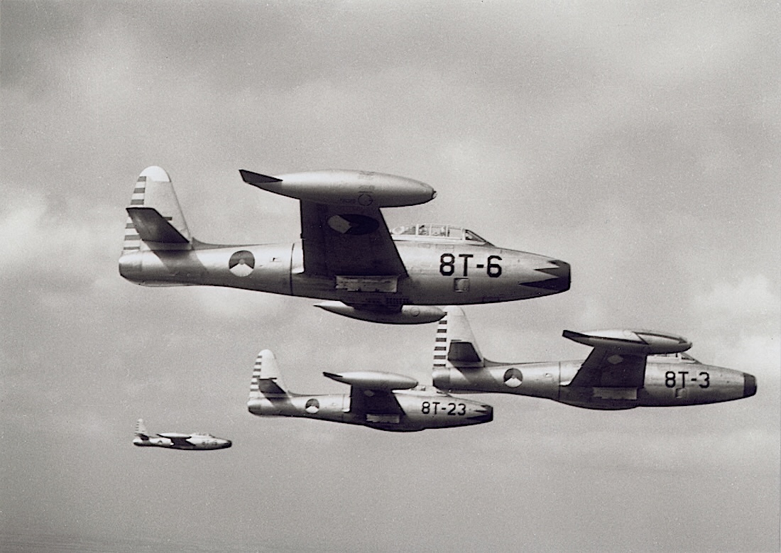 Naam: Foto 418. 8T-6, 8T-3, 8T-23, 8T-19?. F-84G Thunderjets - map KEV onbekend 6.0028 - 1100 breed.jpg
Bekeken: 33
Grootte: 256,1 KB