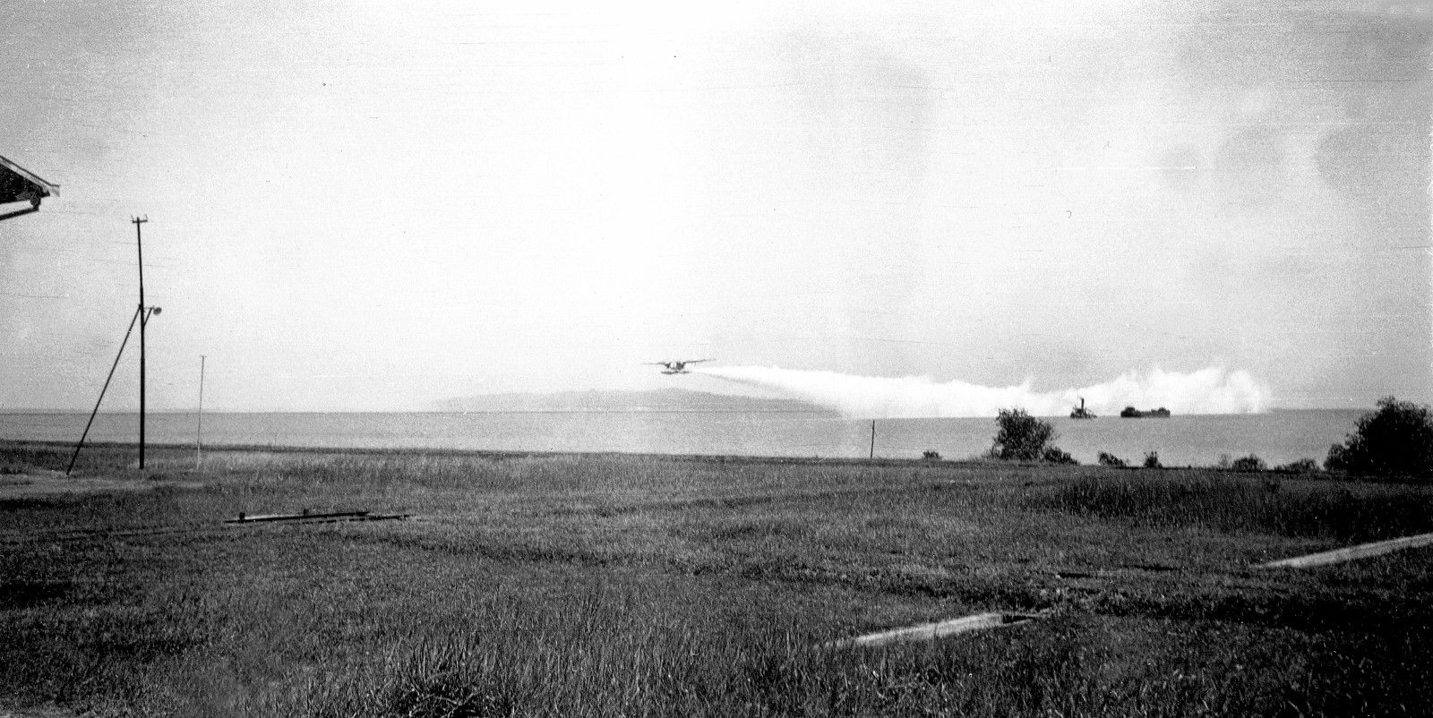 Naam: 4  Tarakan, Fokker T IV oefent het leggen van een rookgordijn, 1938 (1600x802).jpg
Bekeken: 1019
Grootte: 385,7 KB