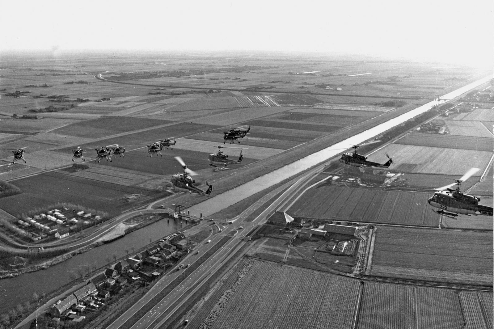 Naam: c6 Wasps en UH-1's, begin '70, vermoedelijk Noord Holland.jpg
Bekeken: 827
Grootte: 253,4 KB