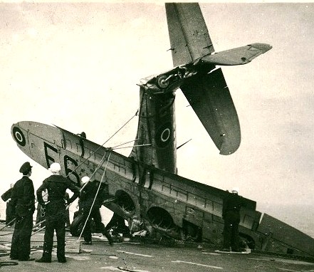 Naam: 7 op Nairana, driehoek op rudder, '46.jpg
Bekeken: 633
Grootte: 59,7 KB