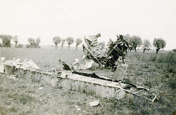 Naam: Foto 121. 1940-06:17-18. N 1463 (L-GE). Tekststrook: Gedeelte van de rompligger met staartstuk. .jpg
Bekeken: 872
Grootte: 373,0 KB