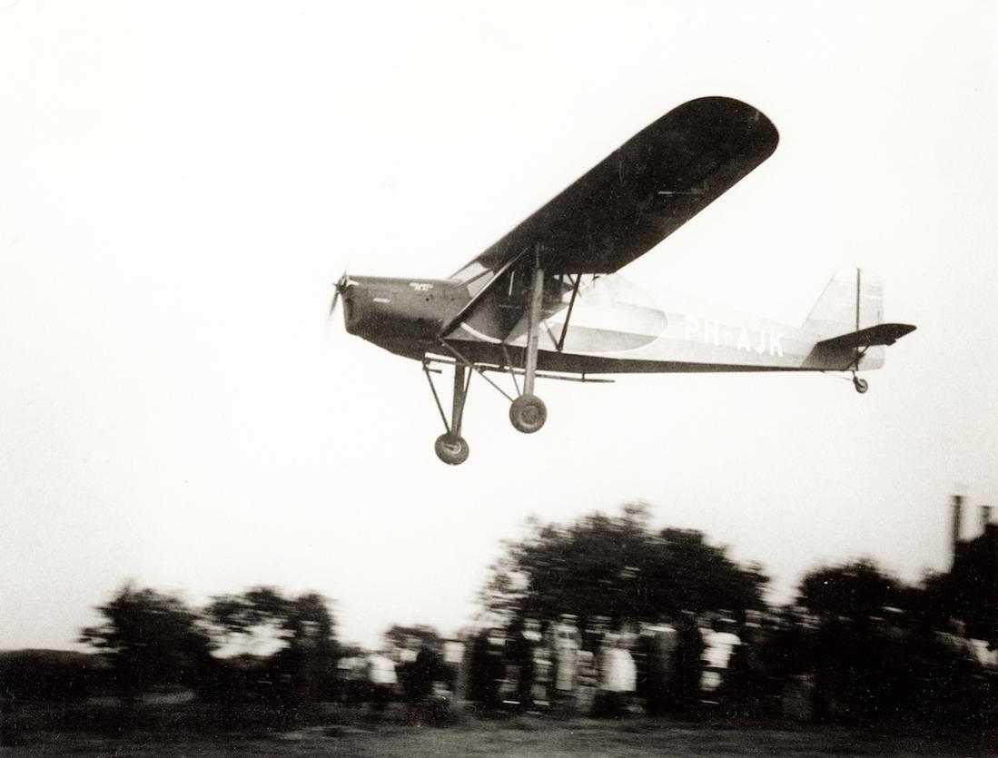 Naam: Foto 230. PH-AJK 'Krekel'. Koolhoven F.K.43 van de KLM. 10.06.1939 ongeval Vlissingen, 14.06.193.jpg
Bekeken: 1224
Grootte: 68,3 KB