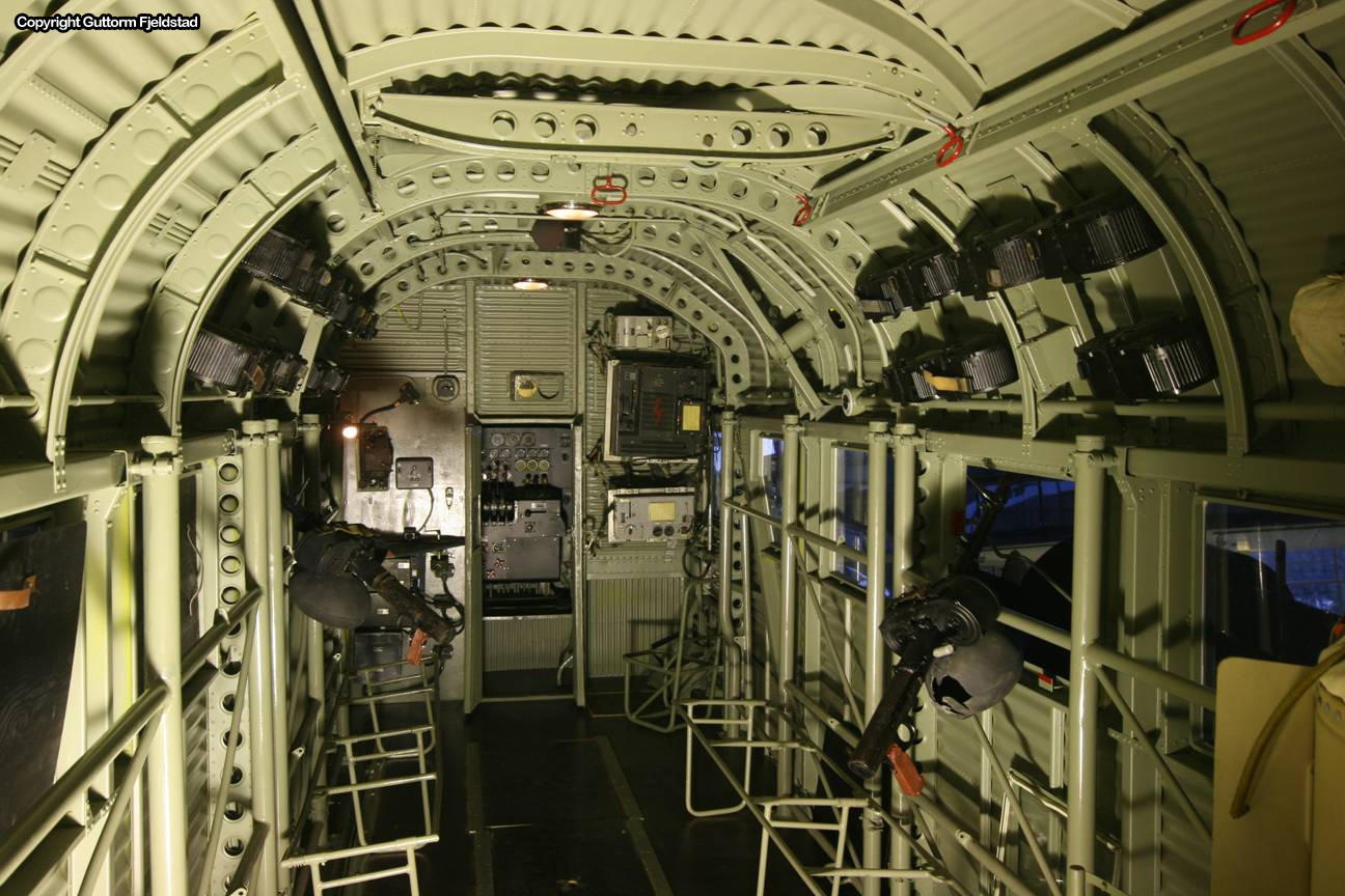 Naam: Ju 52 radiosets in front behind cockpit.jpg
Bekeken: 625
Grootte: 299,1 KB