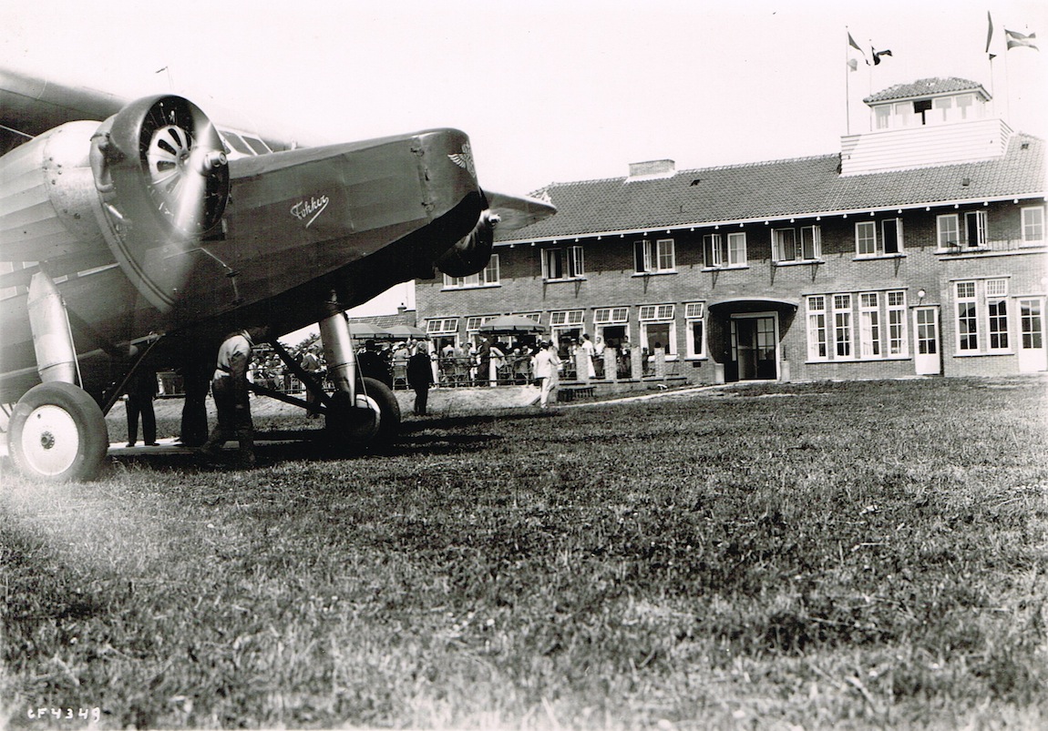 Naam: Foto 06. klm foto nr. Gf 4349 met een fokker f.viii voor het stationsgebouw van vliegveld eelde.jpeg
Bekeken: 6895
Grootte: 378,1 KB