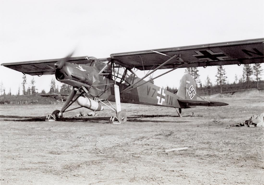 Naam: Foto 589. V7+1N (W.Nr. 4487). Fieseler Fi 156C Storch van 1:Aufkl.Gr.32 te Finland. 1100 breed.jpg
Bekeken: 989
Grootte: 120,5 KB