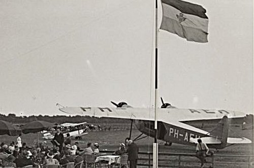 Naam: PH-AEH, Waalhaven, KLM vlag.jpg
Bekeken: 545
Grootte: 29,4 KB