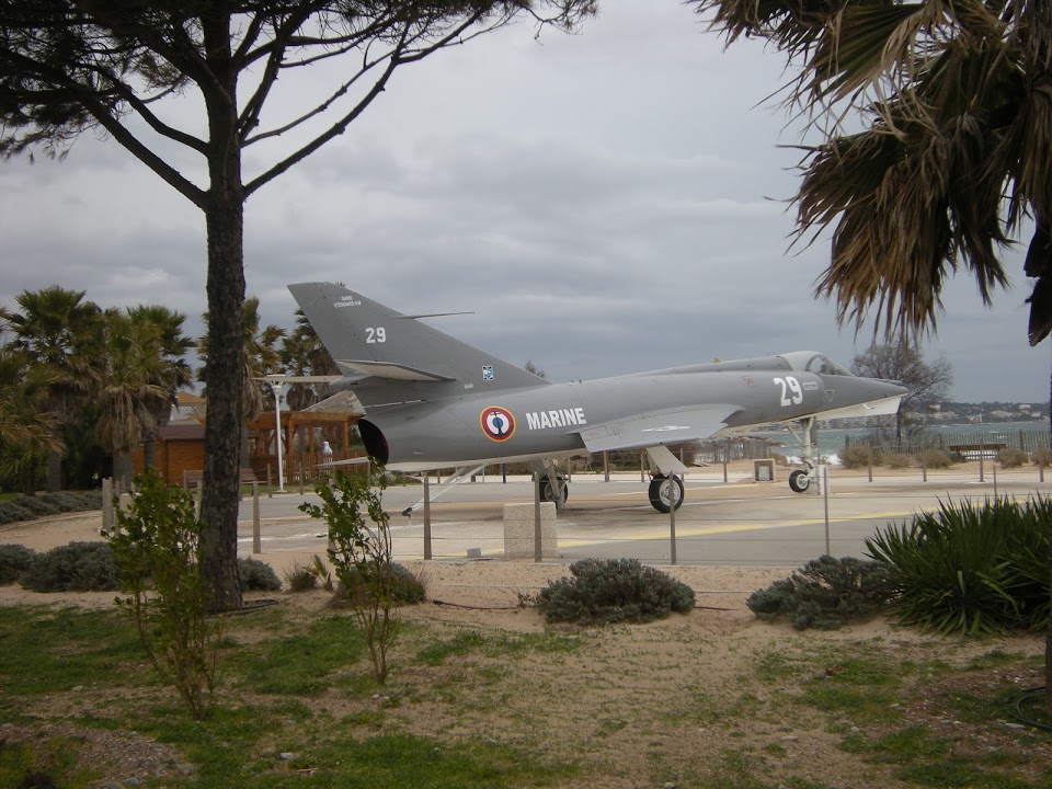 Naam: Etendard , Frejus..jpg
Bekeken: 256
Grootte: 182,4 KB