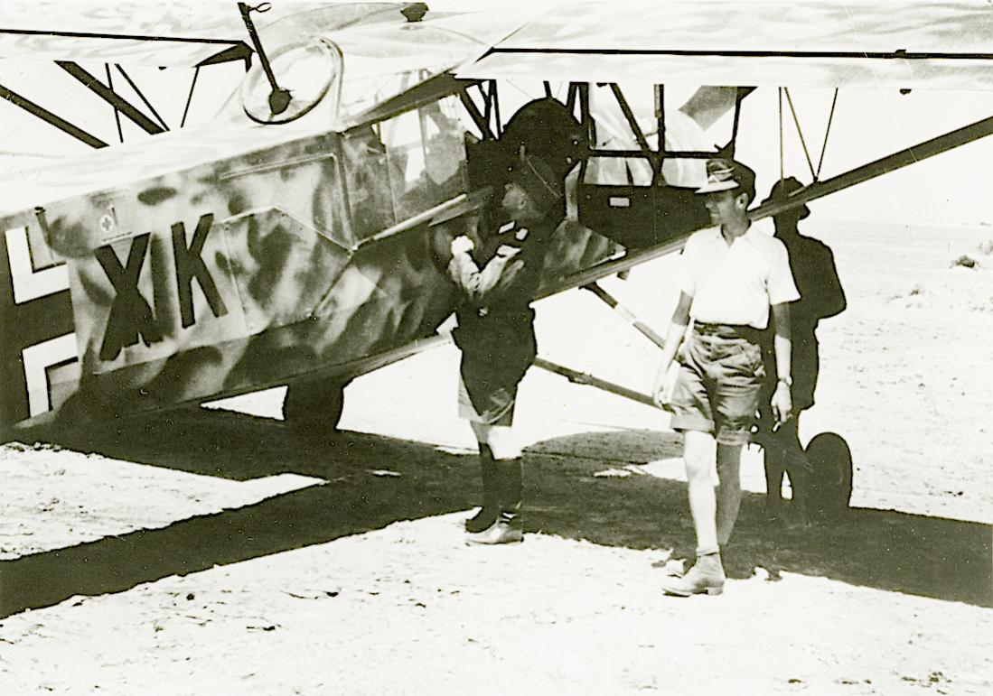 Naam: Foto 532. Storch in Afrika, uitgerust met mitrailleur. 1100 breed.jpg
Bekeken: 1383
Grootte: 123,1 KB