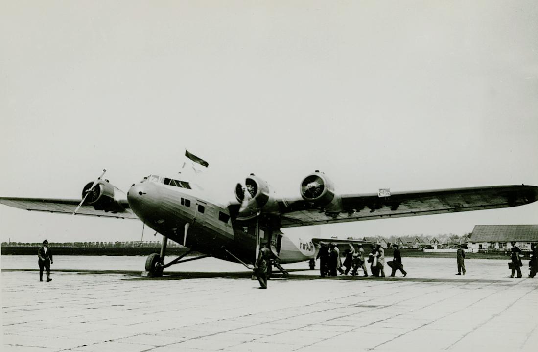 Naam: Foto 419. PH-AJR 'Roerdomp'. Fokker F.XXII. 1100 breed.jpg
Bekeken: 484
Grootte: 62,5 KB