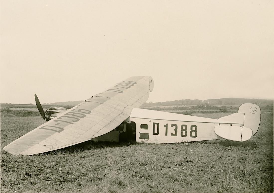 Naam: Foto 432. D-1388 'Mwe', Flugplatz Bremen. Focke-Wulf A 17a. Aus dem Nachlass eines Werksmeister.jpg
Bekeken: 1194
Grootte: 100,4 KB