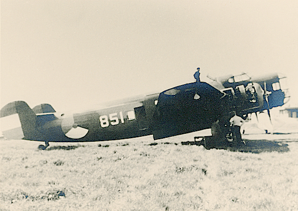 Naam: Foto 66. '851'. Txt bij de foto, T5. Bommenwerper 851 in revisie op Schiphol. (I). 600 breed.jpg
Bekeken: 559
Grootte: 380,4 KB