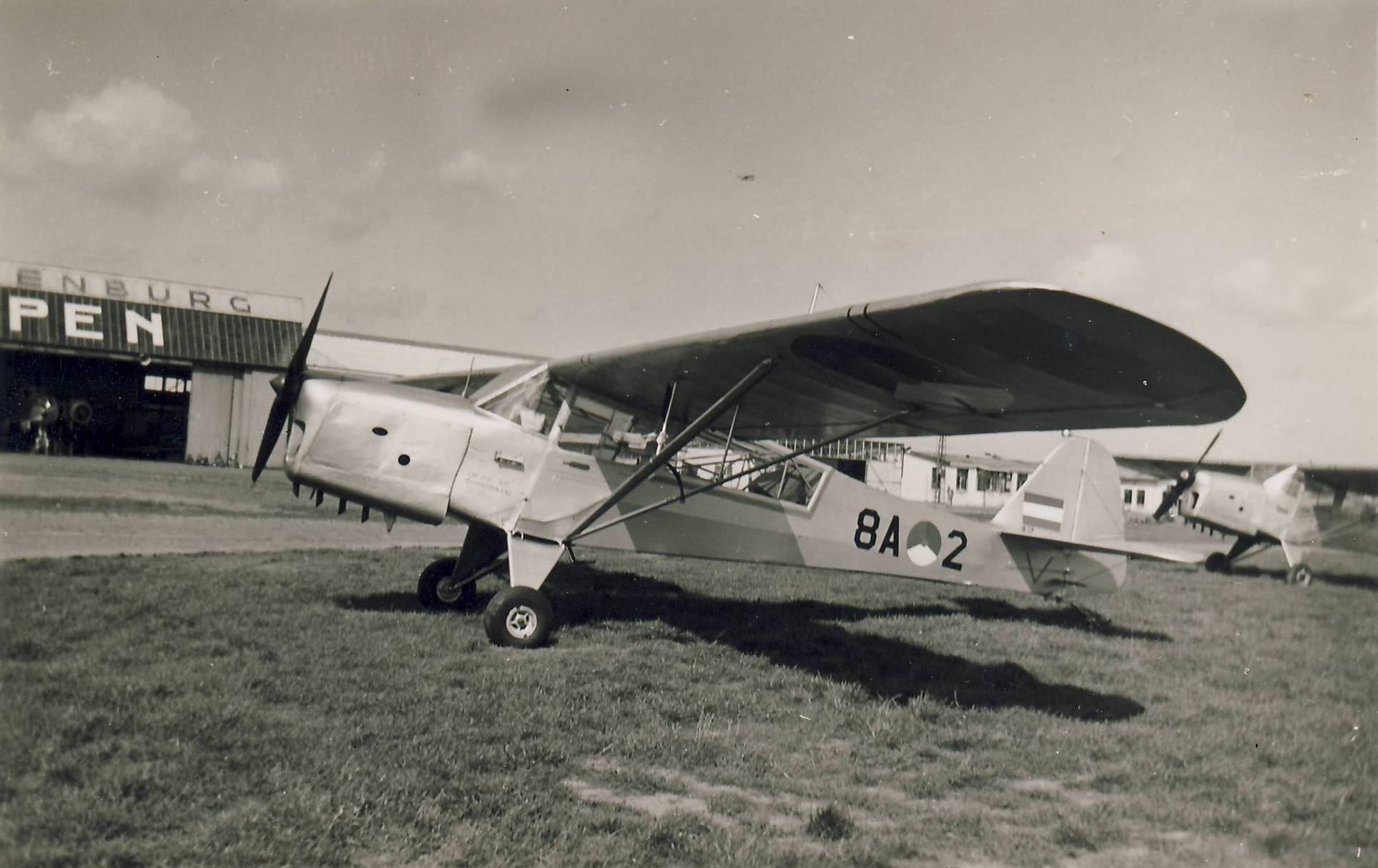 Naam: Auster v.d. Luchtmacht, Ypenburg 1951.JPG
Bekeken: 1751
Grootte: 193,2 KB