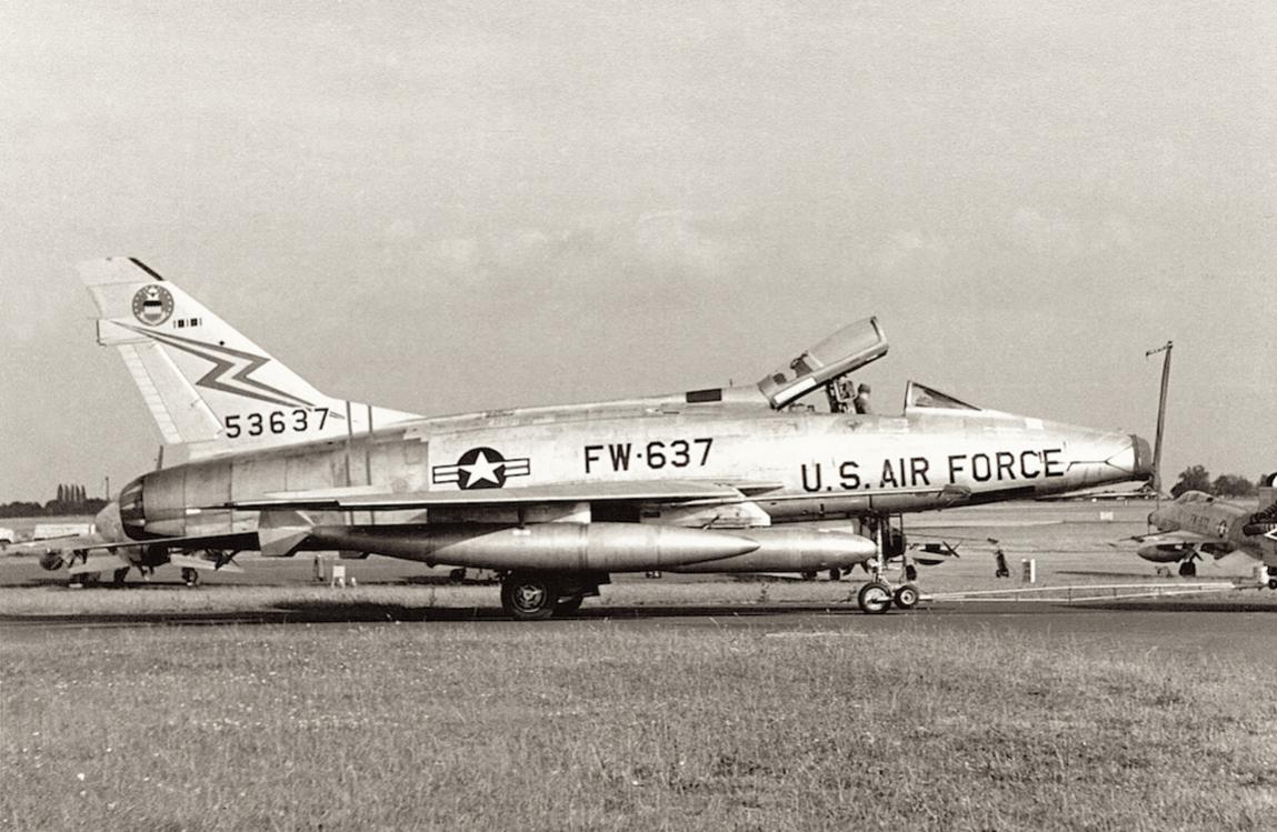 Naam: Foto 1. 20th TFW North American F-100D Super Sabre 55-3637, Wethersfield.jpg
Bekeken: 8292
Grootte: 125,8 KB