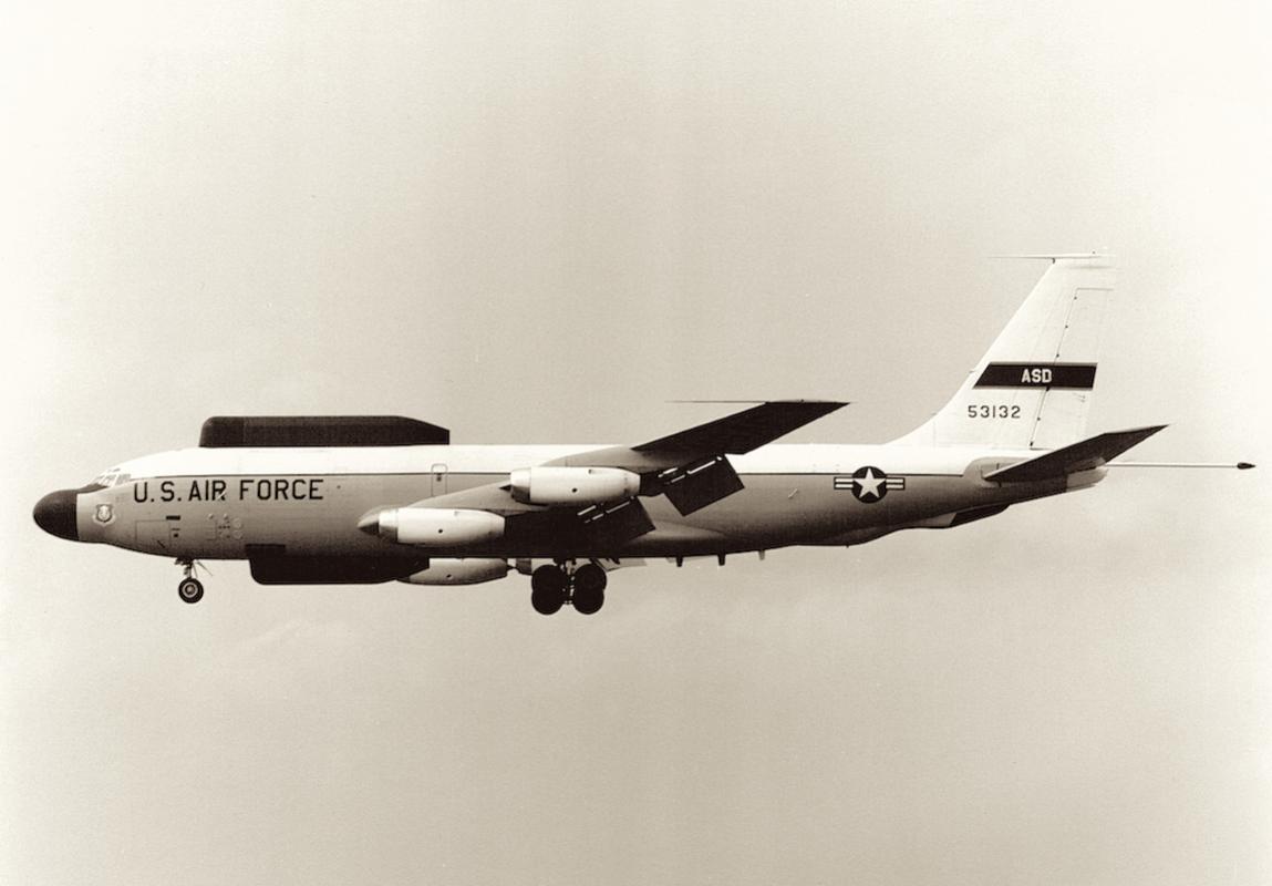 Naam: Foto 5. 452nd TFS, 412th TW, Boeing NKC-135E on RAF Mildenhall approach.jpg
Bekeken: 8057
Grootte: 61,9 KB