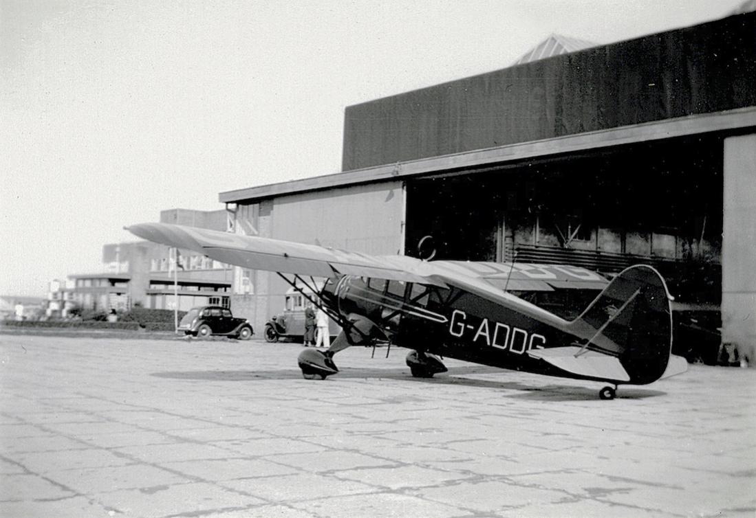 Naam: Foto 40. Tekst bij de foto. Engels Particulier zakenvliegtuig. Amsterdam. (G-ADDG is een Stinson.jpg
Bekeken: 578
Grootte: 101,6 KB