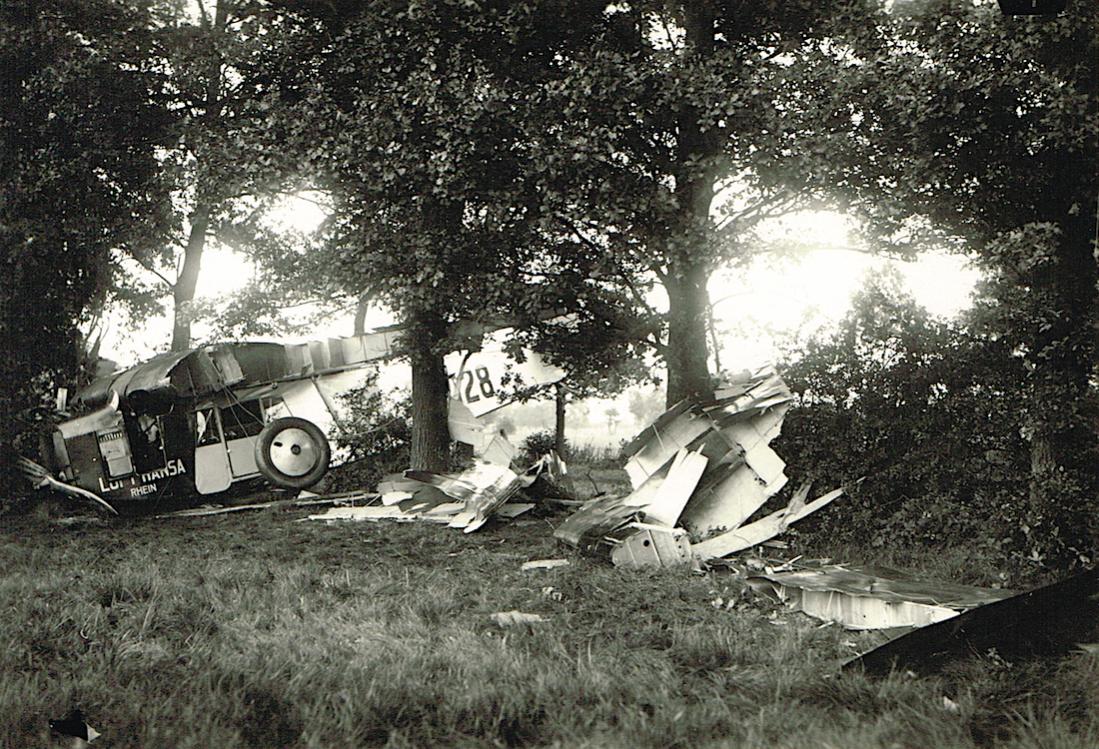 Naam: Foto 392. D-1028. Fokker-Grulich F.III 'Rhein' crash (vermoedelijk 17 augustus 1928), kopie 1100.jpg
Bekeken: 682
Grootte: 210,7 KB