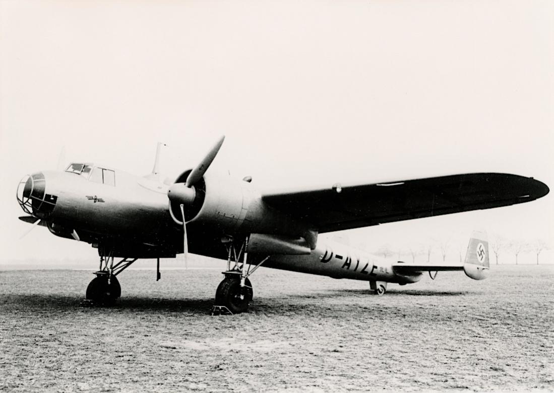 Naam: Foto 610. D-AYZE. Dornier Do17 E V-13. Werknr. 2033. 1100 breed.jpg
Bekeken: 378
Grootte: 90,6 KB