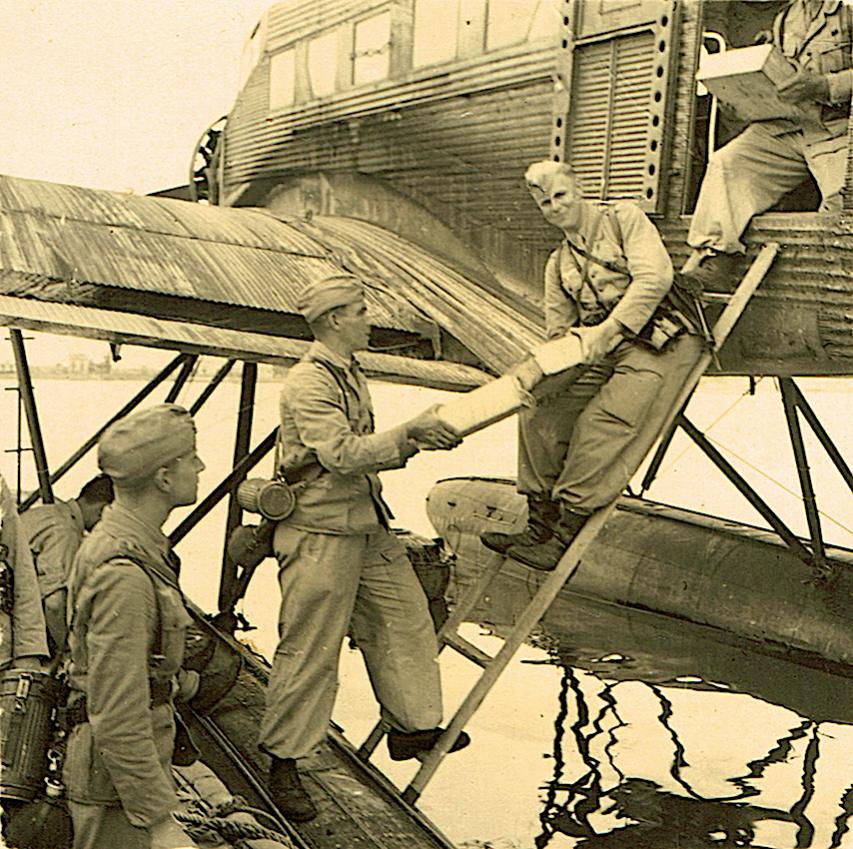 Naam: Foto 482. Junkers Ju-52:3m See wordt ontladen, ergens in Zuid-Europa of Noord-Afrika, kopie.jpg
Bekeken: 1035
Grootte: 152,8 KB