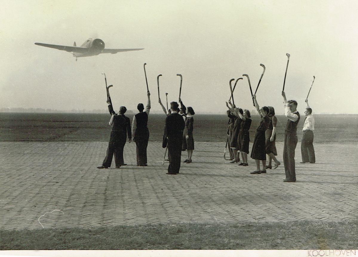 Naam: Foto. Koolhoven FK.58 en de hockeyclub, 300 kopie.jpg
Bekeken: 1546
Grootte: 124,3 KB