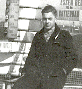 Naam: Foto 5a. Wegwijzer Schiphol met dezelfde persoon als eerder, nu als burger. 1937.jpeg
Bekeken: 9181
Grootte: 173,3 KB