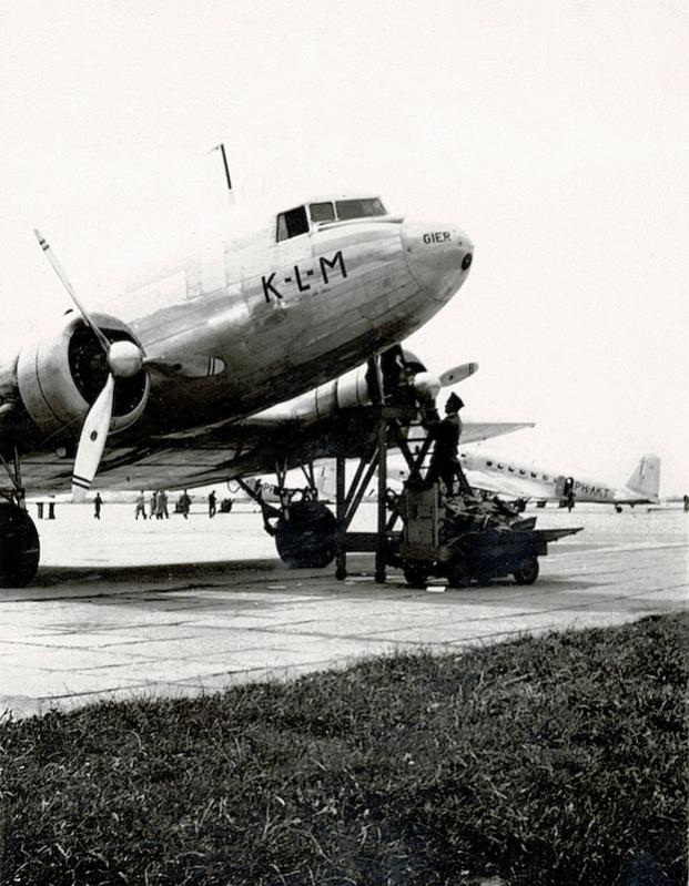 Naam: Foto 3. DC-3 PH-ARG 'Gier', Schiphol.jpg
Bekeken: 10154
Grootte: 81,2 KB