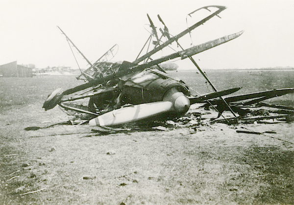 Naam: Foto 104. Door eigen strijdmacht in brand gestoken C 10 jager verkenner. Texel. 600 breed.jpg
Bekeken: 959
Grootte: 396,3 KB