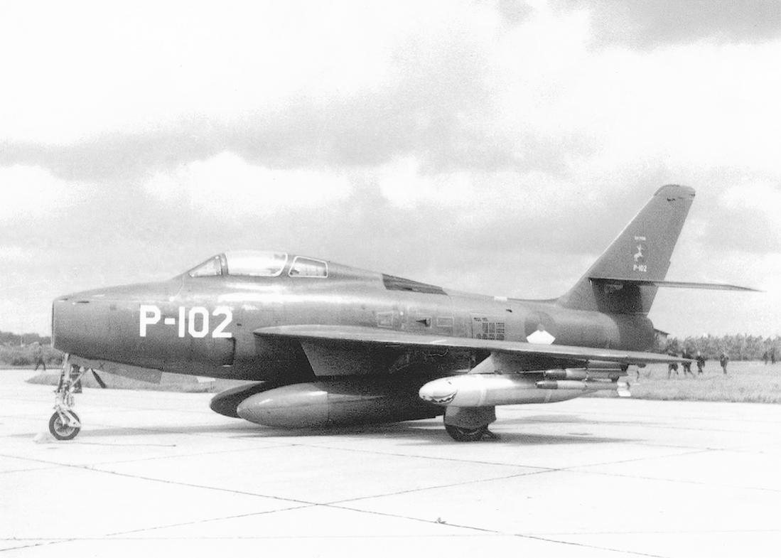 Naam: Foto 181.  'P-102'. Republic F-84F Thunderstreak. 1100 breed.jpg
Bekeken: 1182
Grootte: 71,2 KB