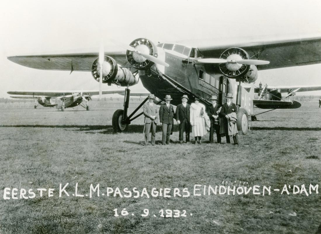 Naam: Foto 339. PH-AIE 'Ekster'. Fokker F.XII. Eerste KLM-passagiers EindhovenAmsterdam 16.9.1932. 11.jpg
Bekeken: 1024
Grootte: 134,7 KB