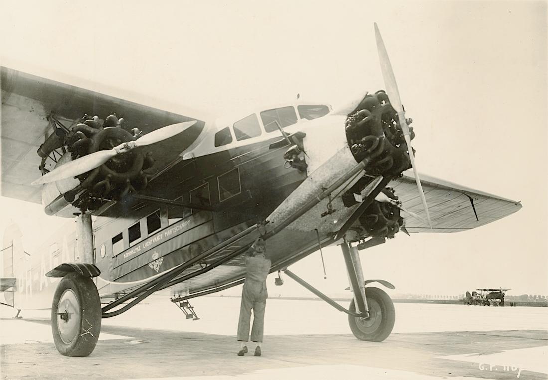 Naam: Foto 338. PH-AGA 'Adelaar'. Fokker F.IX. Rechts staat de PH-AGS, een Fokker D.XVI die later aan .jpg
Bekeken: 1054
Grootte: 85,4 KB