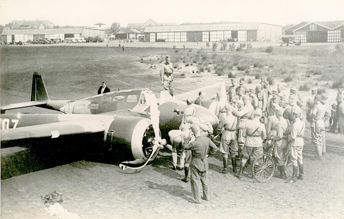 Naam: Foto 158. 307 (c:n 5528). Fokker G-1 Mercury. noodlanding Soesterberg. 1100 breed.jpg
Bekeken: 342
Grootte: 116,7 KB