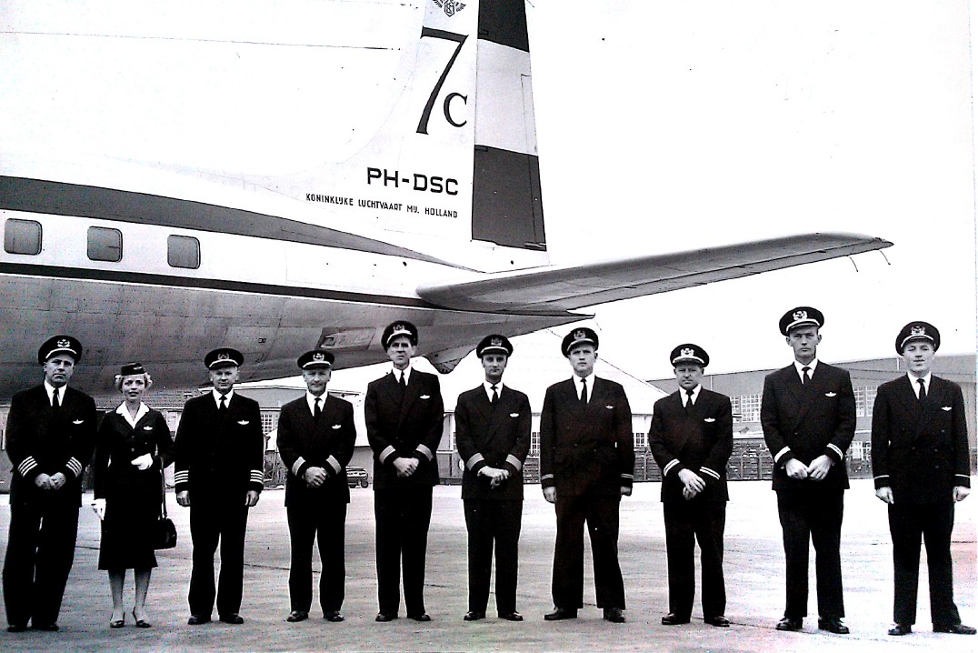 Naam: 11. PH-DSC  DC7C 1st Polar flt TYO capt. A.D. Snitselaar (l).jpg
Bekeken: 526
Grootte: 191,4 KB