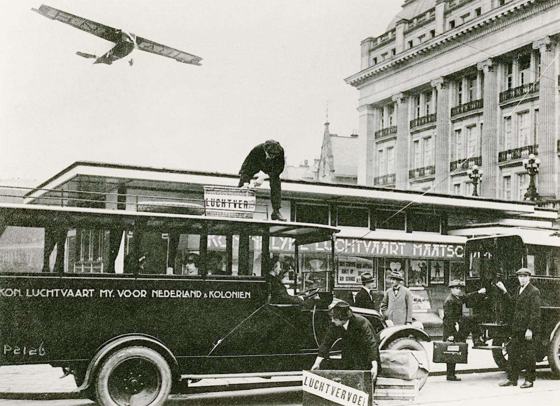 Naam: Foto 323. KLM-gebouwtje aan het Kleine-Gartmanplantsoen (1924-1949) te Amsterdam. Vertrekpunt lu.jpg
Bekeken: 966
Grootte: 166,9 KB