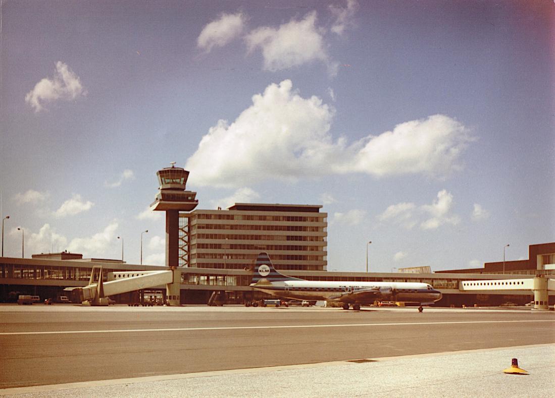 Naam: Kaart 701. Verkeerstoren Schiphol en Lockheed Electra KLM.jpg
Bekeken: 665
Grootte: 95,7 KB