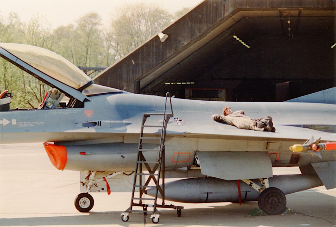Naam: Foto 318. F-16 met slaper op de vleugel. 1100 breed.jpg
Bekeken: 88
Grootte: 98,8 KB