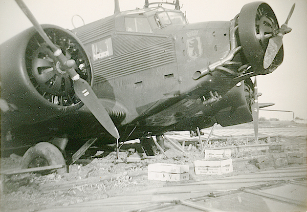 Naam: Foto 92. Ju 52 van KGzbV 1. Tekst bij foto, Op de broeikassen gedaalde J.U. 52 transportvliegtui.jpg
Bekeken: 846
Grootte: 391,6 KB