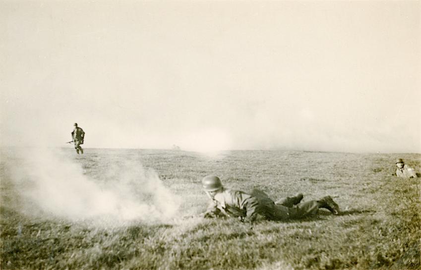 Naam: Foto 146. Moerdijk, para's rukken op 2, -6. 850 breed.jpg
Bekeken: 409
Grootte: 44,7 KB