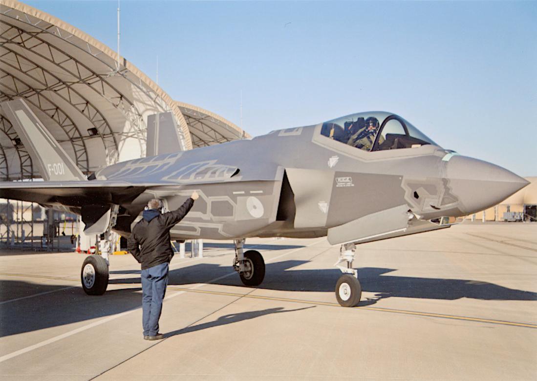 Naam: Foto 229. '001'. Eerste Lockheed Martin F-35A Lightning II van de KLu. 1100 breed.jpg
Bekeken: 1174
Grootte: 87,1 KB