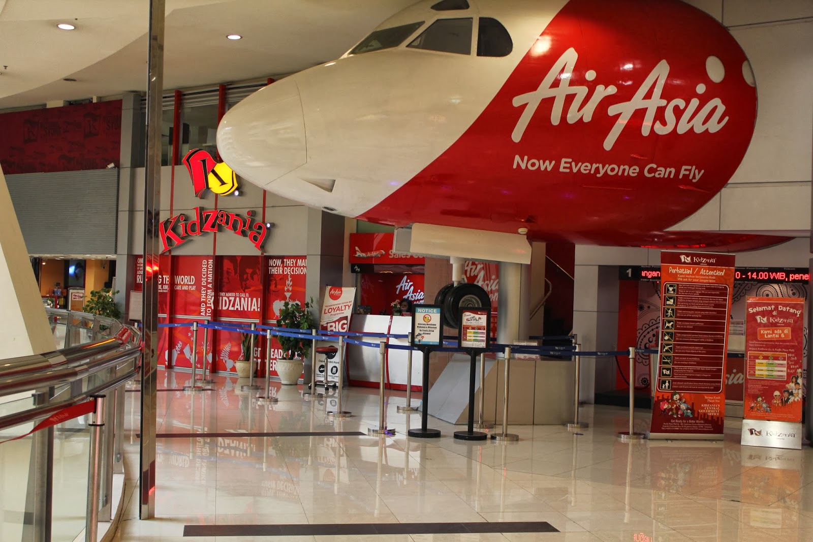 Naam: F.28 forward fuselage at Kidzania in Pacific Place shopping mall - Jakarta..JPG
Bekeken: 443
Grootte: 303,1 KB