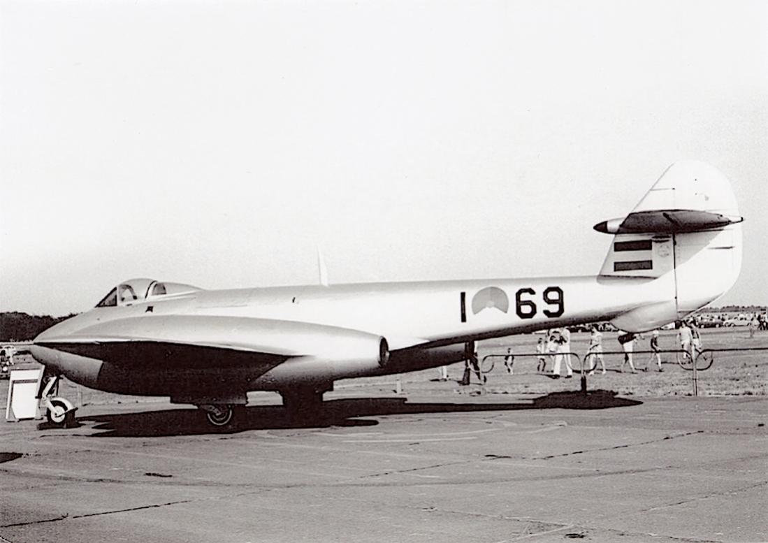 Naam: Foto 177. 'I-69'. Gloster Meteor F.Mk. 4. 1100 breed.jpg
Bekeken: 1032
Grootte: 80,3 KB